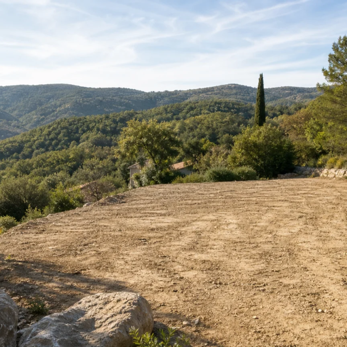 Terrain à bâtir dans un environnement méditerranéen près de Peymeinade.